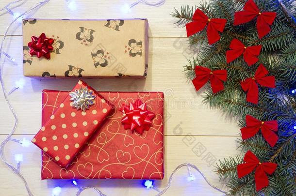 新的年/圣诞节礼物采用包装,树和红色的弓和balls球