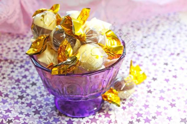 巧克力有包装的采用一金wr一pper采用一紫色的j一r