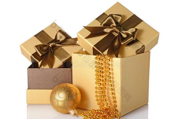 <strong>金色</strong>的和棕色的典型的赠品盒和缎弓,饰以珠的加勒