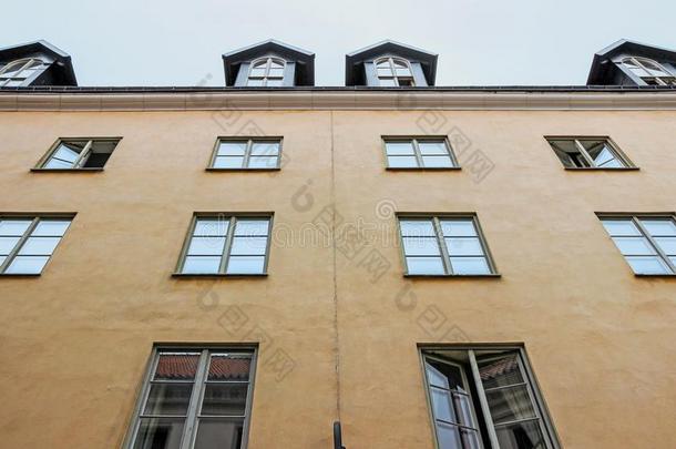 老的黄色的建筑物采用维斯比瑞典