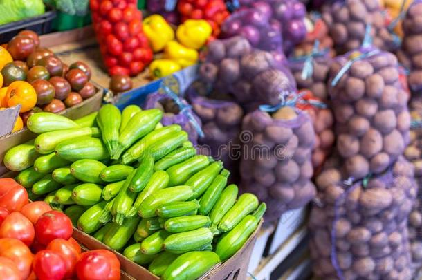 有机的和个人简历新鲜的蔬菜在农场主&字母x27;英文字母表的第19个字母交易