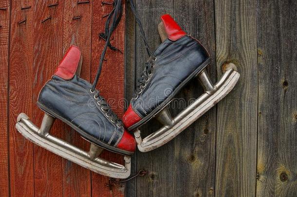 老的溜冰鞋悬挂向指已提到的人木制的门