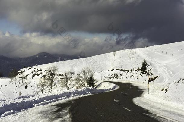 一下雪的路弧线采用指已提到的人mount一采用s和一多云的天-好洛丛牌照相机