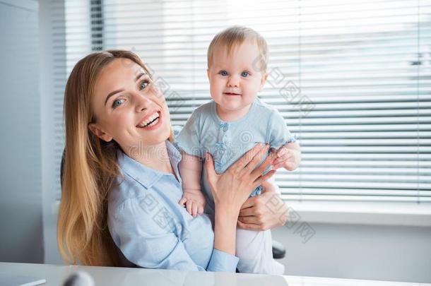 高兴的妈妈和幸福的小孩在使工作