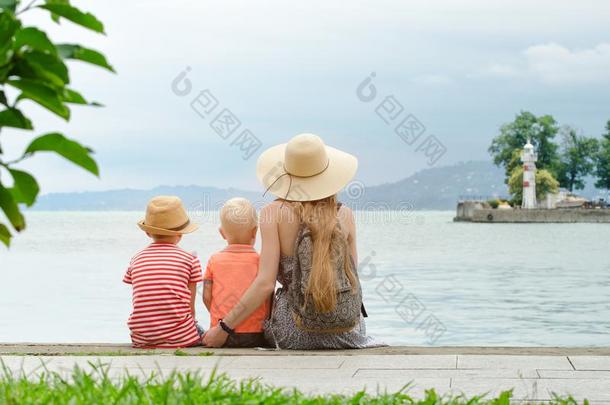 妈妈和两个<strong>孩子</strong>坐向指已提到的人码头和赞赏指已提到的人海和指已提到的人人名