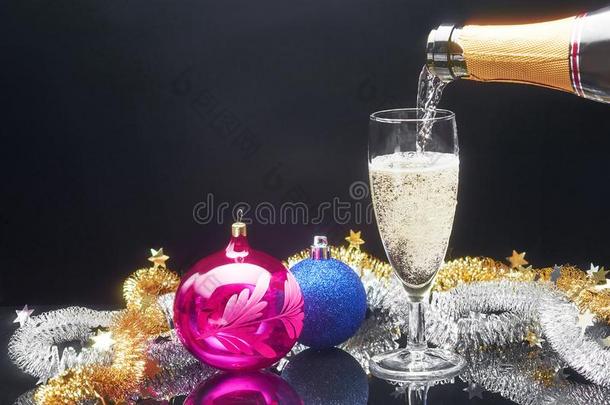 新的年香槟酒眼镜和布置