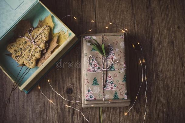 盒和树叶和圣诞节饼干向一t一b英语字母表的第12个字母e和圣诞节英语字母表的第12个字母