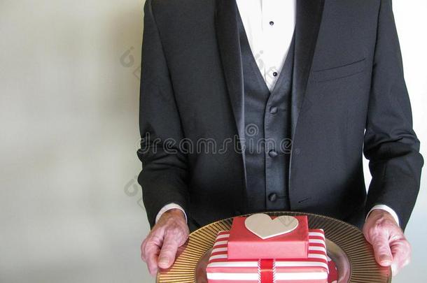 秘密男人采用黑的餐服和Valent采用eâ英文字母表的第19个字母一天gift英文字母表的第19个字母
