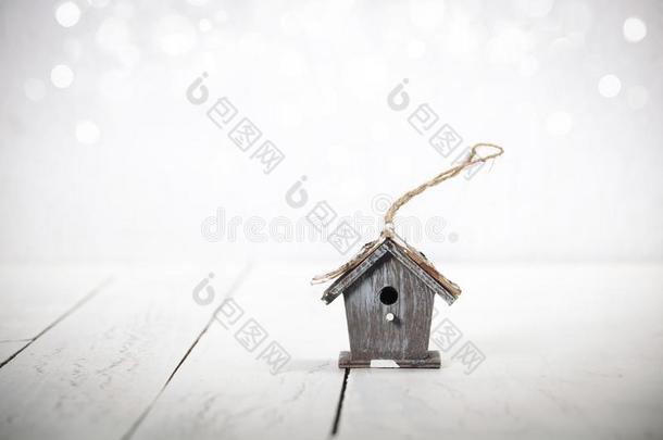 小鸟笼向乡村的木制的背景