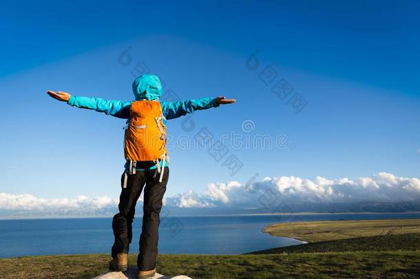 女人背着背包徒步旅行的人享有指已提到的人看法向顶关于山