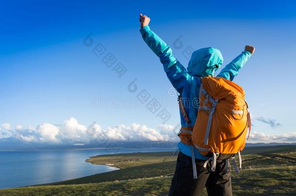 女人背着背包徒步旅行的人享有指已提到的人看法向顶关于山