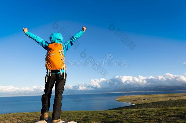 女人背着背包徒步旅行的人享有指已提到的人看法向顶关于山