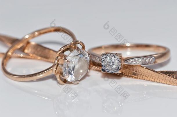 好的优美的金色的戒指和钻石和金链子