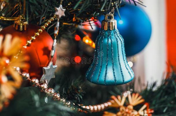 圣诞节树装饰和颜色布条