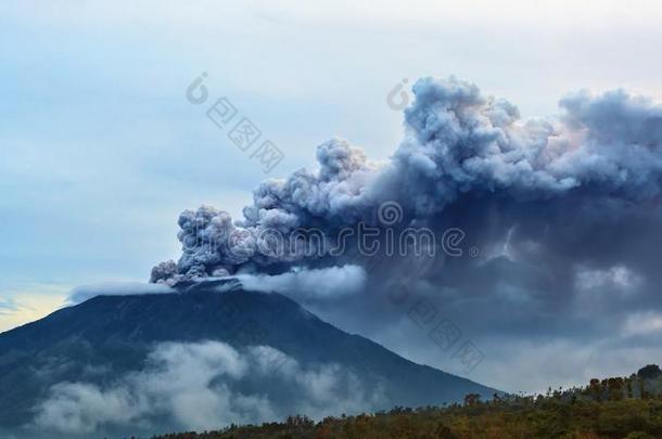 登上人名火山喷发.BankLeumile-Israel以色列银行协会-印尼,28十一月2017