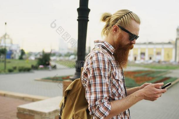 有胡须的旅行者男人失去的采用城市和us采用g智能手机onl采用e地图