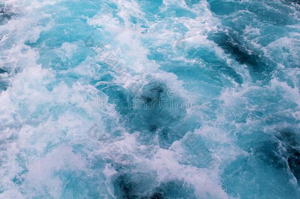 蓝色水船跟踪和全是泡沫的波浪.热带的岛渡船Turkey土耳其