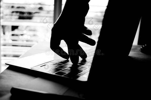计算机的罪行手到达出局通过便携式电脑计算机和攻击