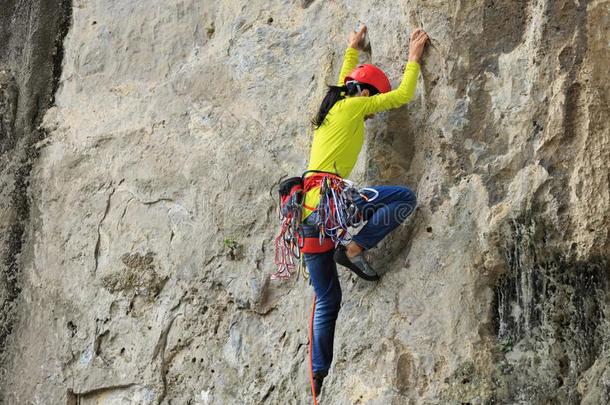 岩石登山者攀登的向山悬崖