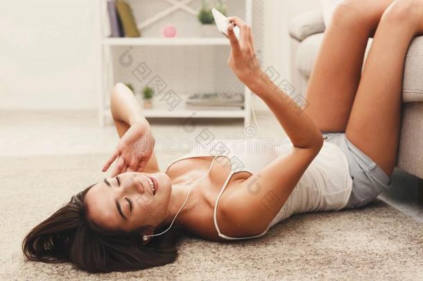 幸福的女孩享有她特别喜欢的人歌曲采用耳机