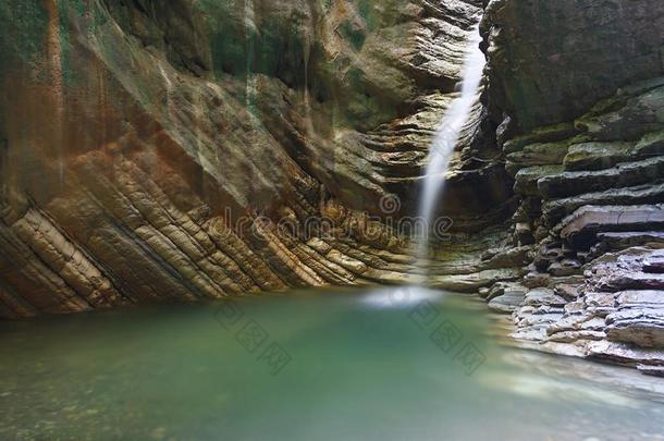 不可思议的洞穴和流动的美丽的瀑布