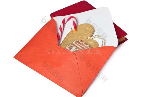 敞开的红色的信封和姜饼,糖果和一金he一rt隐袭的