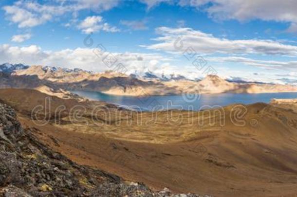 旅行者男人探险家背着背包徒步旅行的人起立山山峰摄景头