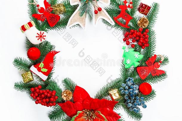 圣诞节花环和装饰,树枝关于圣诞节树向白色的