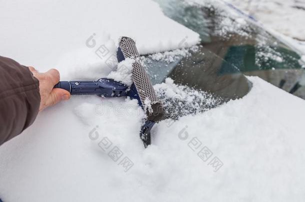 清洁挡风玻璃从雪和刮刀
