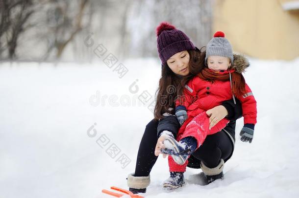 年幼的亚洲人女人的一份cauc亚洲人蹒跚行走的人男孩和他的冬