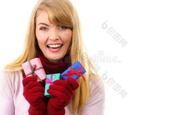 女人采用拳击手套和有包装的礼物为圣诞节或别的庆祝者