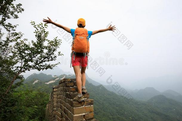 女人远足者徒步旅行向伟大的墙