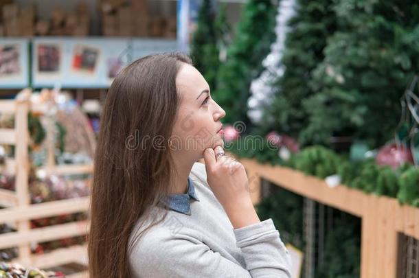 顾客女孩挑选圣诞节树为指已提到的人新的年