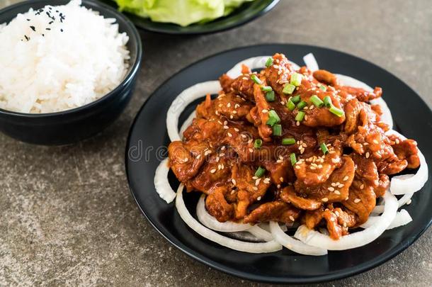 喝醉了的猪肉和辛辣的朝鲜人调味汁(韩式烤肉)