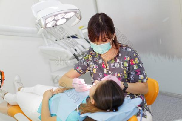 哈萨克人口腔病学和牙齿的关心.牙科医生