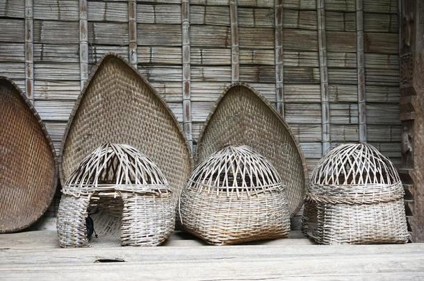 酿酒的以手织机编织的竹子篮采用河内,越南