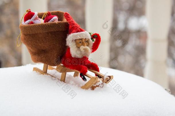 圣诞节格言坐向木制的雪橇和袋关于礼物在的后面他