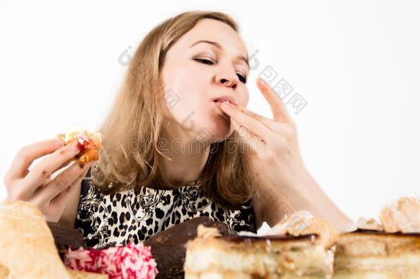 贪食者女人吃纸杯蛋糕和狂乱后的长的日常饮食