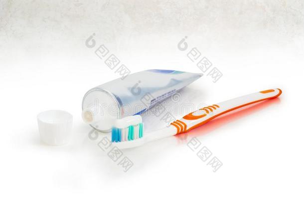 牙刷和牙膏和敞开的管关于牙膏