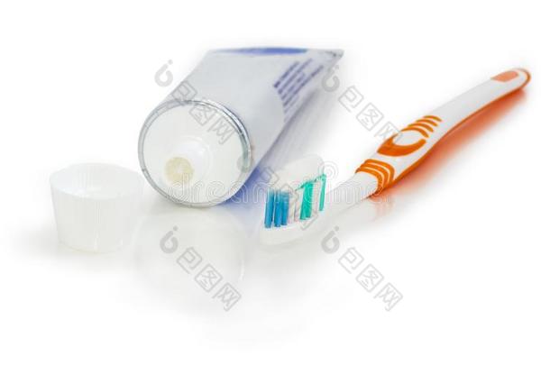牙刷和牙膏和敞开的管关于牙膏
