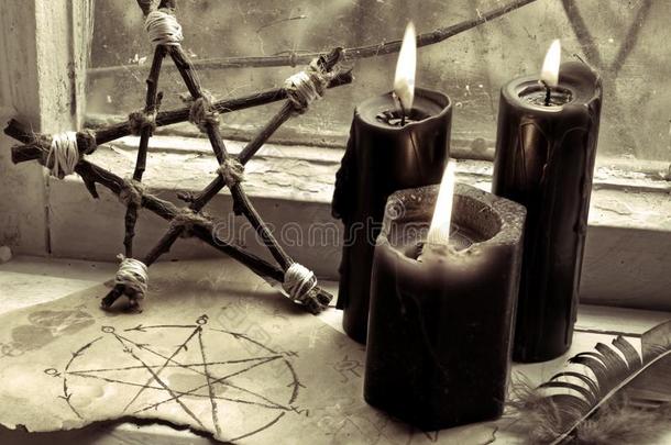 num.三黑的蜡烛,页和五角星形和木制的五角星形在旁边