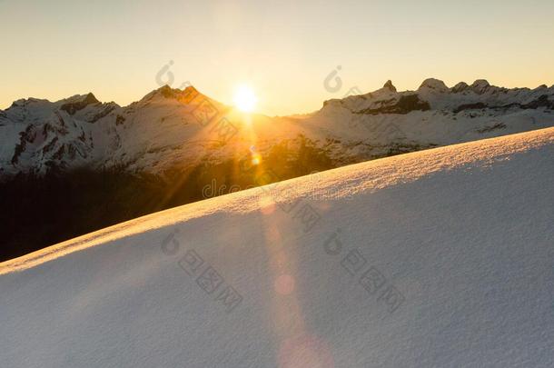 美丽的日出采用下雪的mounta采用风景.阳光光束illum采用a
