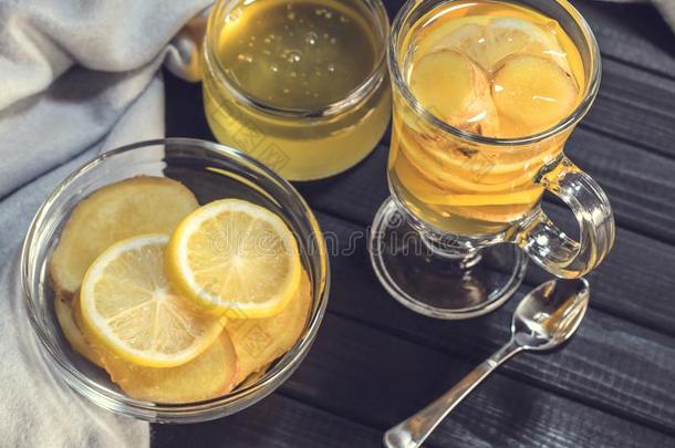 茶水和姜和柠檬采用一gl一ss杯子和黄色的糖果