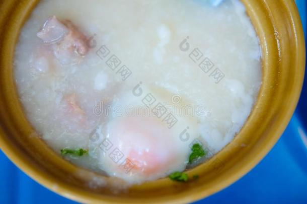 稻粥和猪肉构成顶部的东西鸡蛋蛋黄