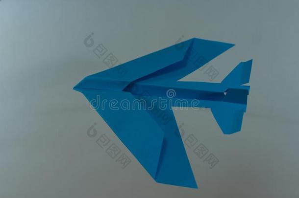 蓝色纸水平飞行的折纸手工