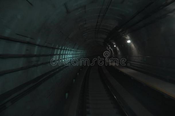 道路关于快的地下的火车采用一隧道关于指已提到的人城市