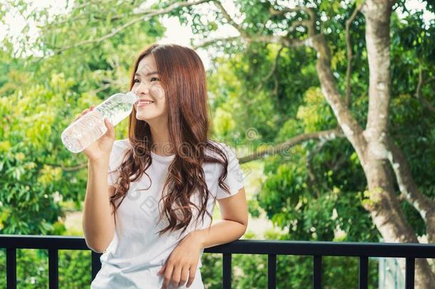 幸福的微笑的亚洲人女人佃户租种的土地水瓶子向喝,<strong>替身</strong>