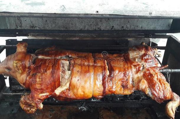 关闭着的在上面barbecue吃烤烧肉的野餐烤的猪肉向火准备好的向正餐