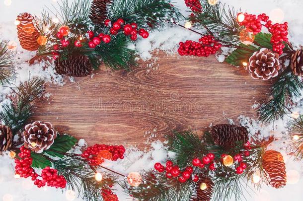 圣诞节装饰,树枝关于冷杉树和圆锥细胞和雪向