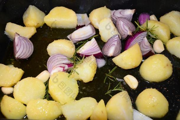 烤蔬菜,洋葱,马铃薯和草本植物烘焙采用指已提到的人烤箱